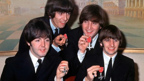 Resultado de imagen para 1965.  The Beatles son nombrados miembros de la Orden del Imperio Británico